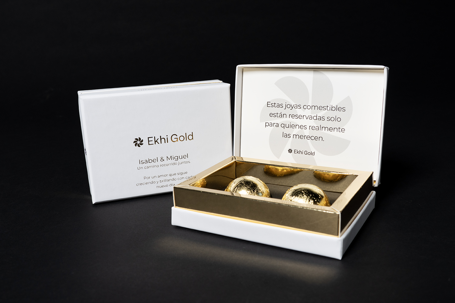 una caja de bombones de oro para regalar como un regalo exclusivo 
