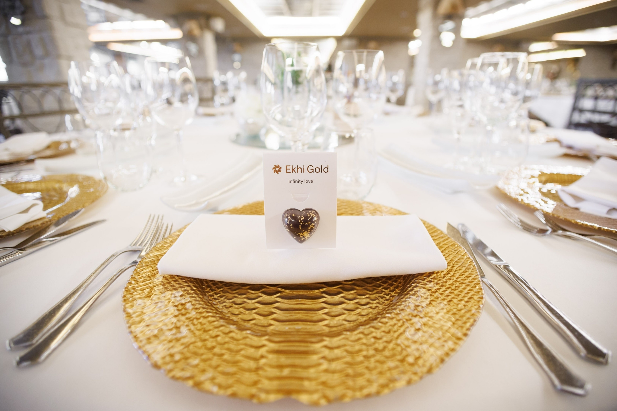 Detalle para invitados de boda colocado sobre una mesa elegante
