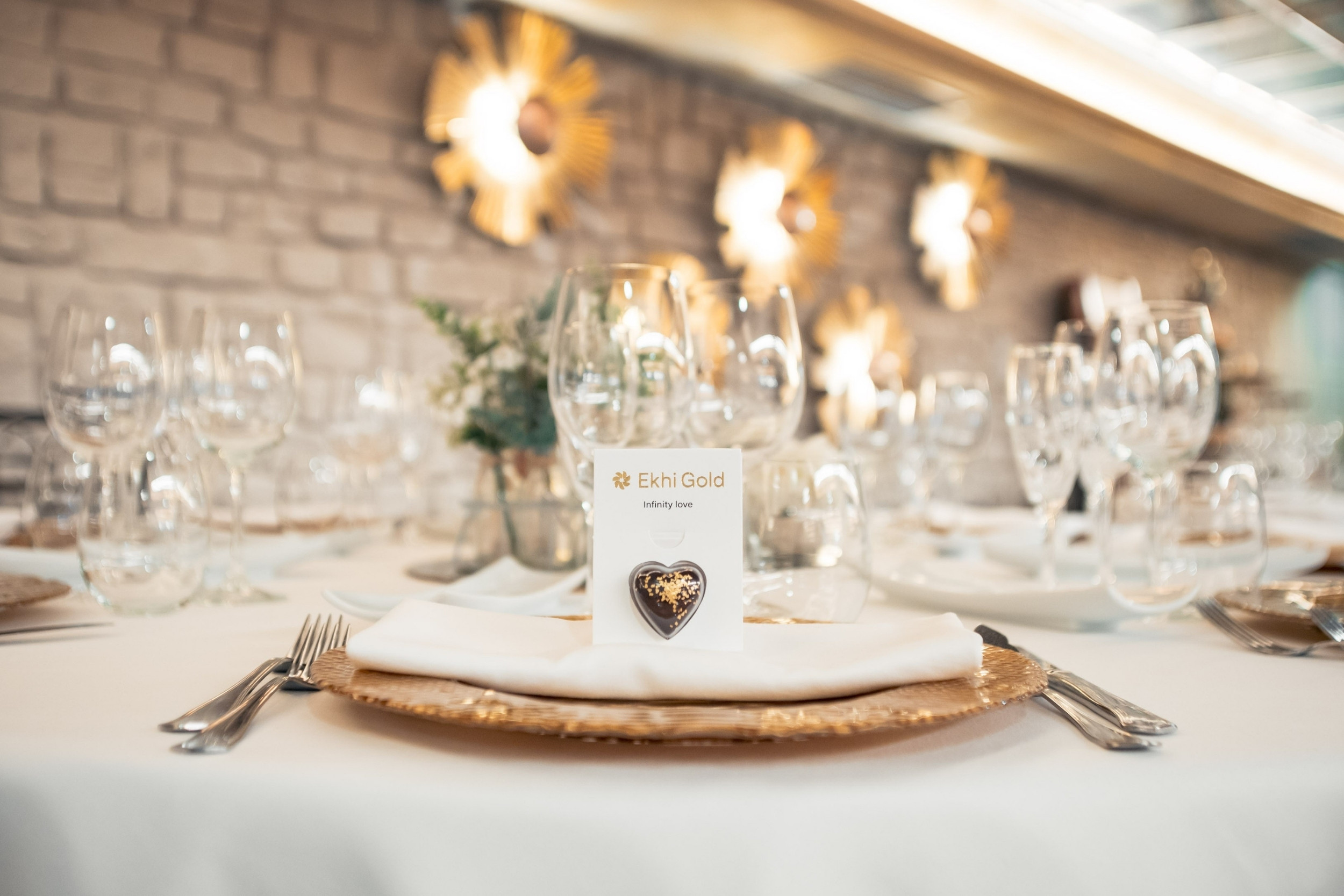 Un detalle de boda para regalar a los invitados presentado en la mesa 