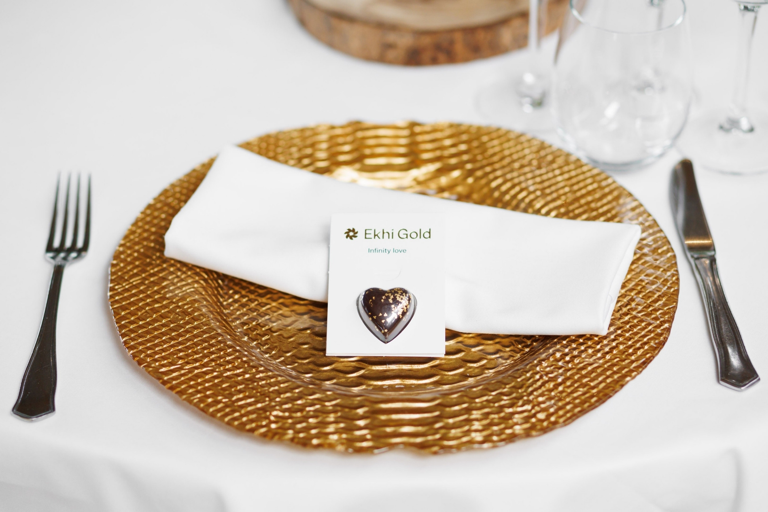 un regalo detalles de bodas en presentado en el plato 